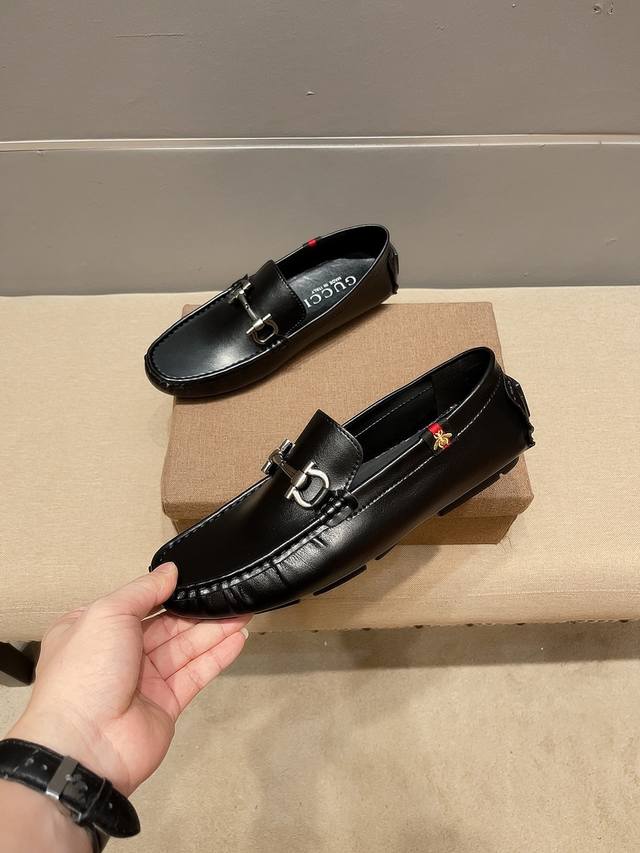 实价 古奇 官方旗舰店高品质精品男鞋。明星周杰伦同款，原单正品。采用进口原版牛皮面，羊里制作，法国殿堂级尊贵款售价7030瑞士法郎，法国巴黎时装周走秀款 ，一个